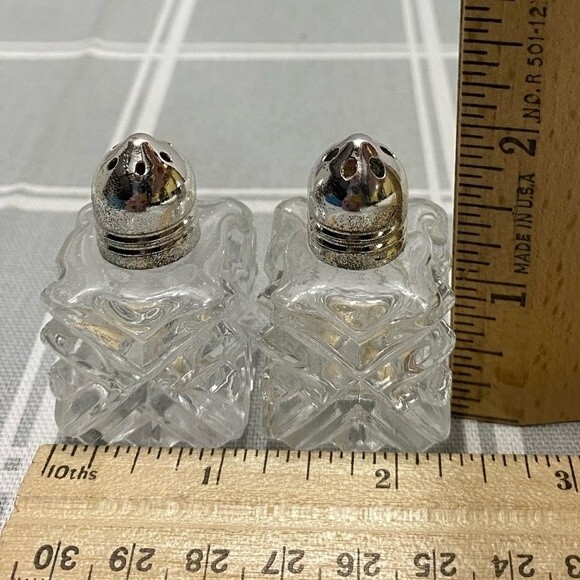 Vintage 1950's Leonard Japan Crystal Cut Glass Miniature Salt and Pepper Shakers - Picture 7 of 7